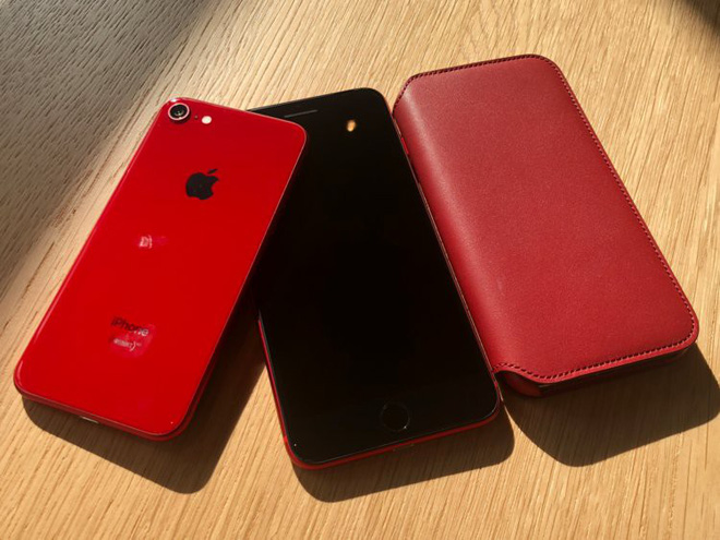 Sự khác biệt duy nhất là màu sắc và logo (PRODUCT)RED ở mặt sau. Đây vẫn là hai chiếc iPhone 8 và iPhone 8 Plus mà Apple ra mắt vào mùa thu năm ngoái.