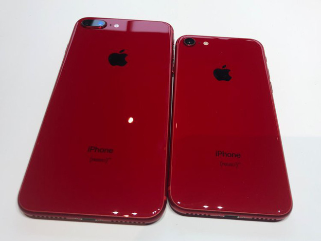  Mặt kính phía sau của iPhone 8 và iPhone 8 Plus càng làm tôn vẻ đẹp của màu đỏ, sáng bóng rất ấn tượng.