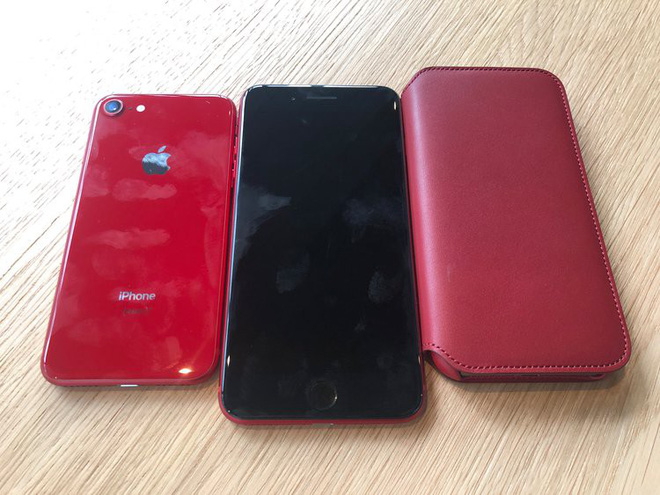 Bên cạnh đó, thật đáng tiếc khi Apple không ra mắt một chiếc iPhone X màu đỏ. Tuy nhiên, Apple lại ra mắt một chiếc vỏ case bảo vệ cho iPhone X, bằng da màu đỏ với giá 99 USD